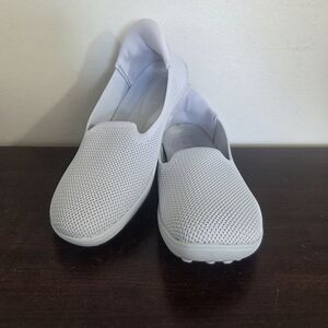 KBZone Womens Wide Width Light Grey Mesh Slip On Loafer Shoes NWT Size 6W
